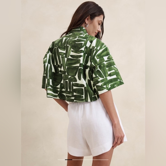 Banana Republic- The Boxy Crop Short-Sleeve Shirt (Green Print) - Picture 2 of 4
